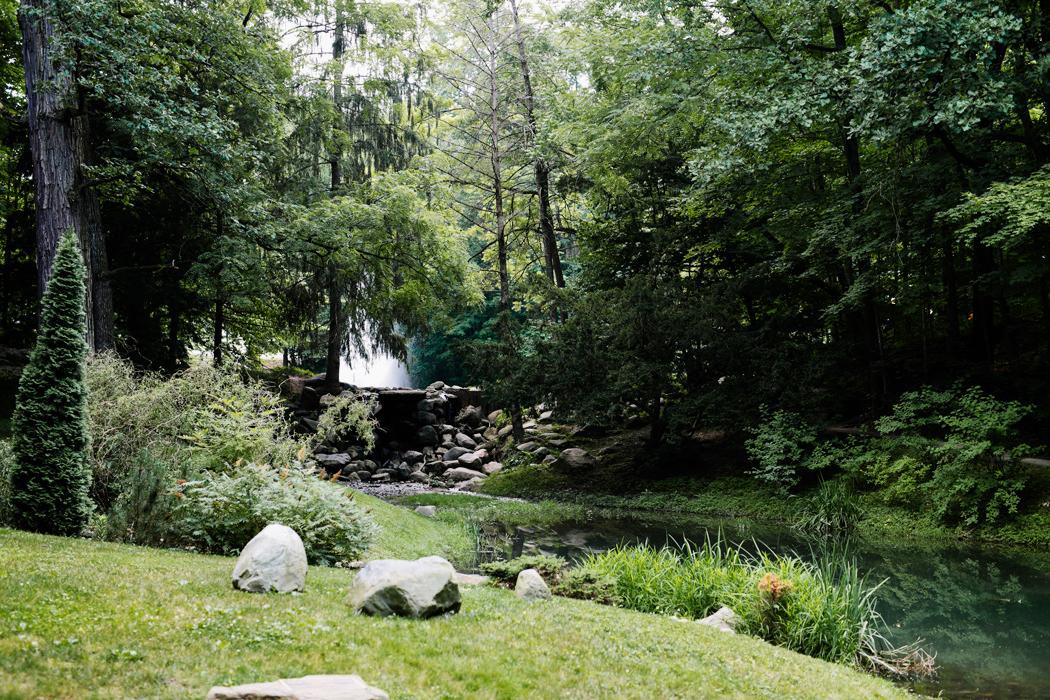 通往霍尔科姆花园的小瀑布和池塘